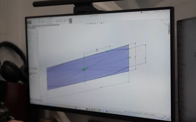 Màn hình CAD với bản phác hộp màu xanh
