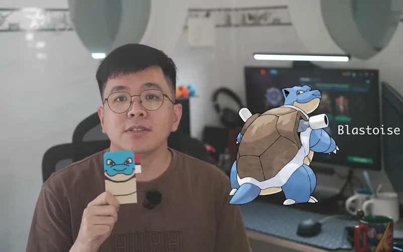 Mình cầm hộp hình Blastoise, hình Blastoise hiện bên cạnh