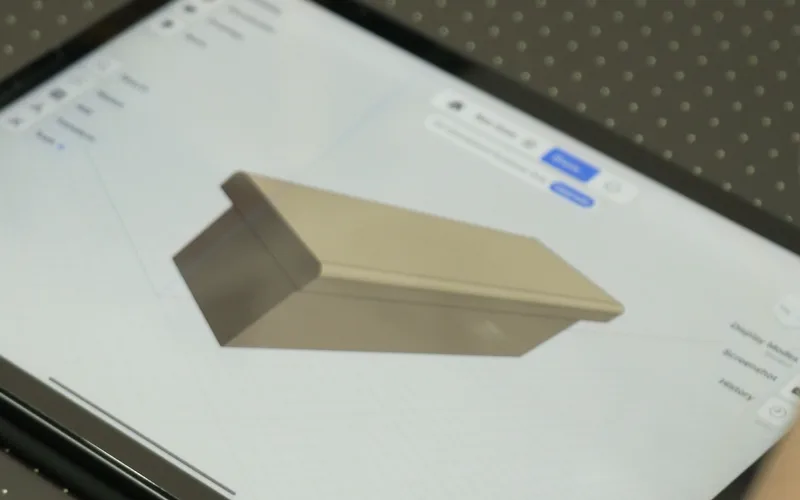 Màn hình iPad với mô hình 3D cái hộp gỗ
