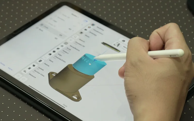 Tay cầm bút Apple Pencil vẽ mô hình cửa tổ ong trên iPad