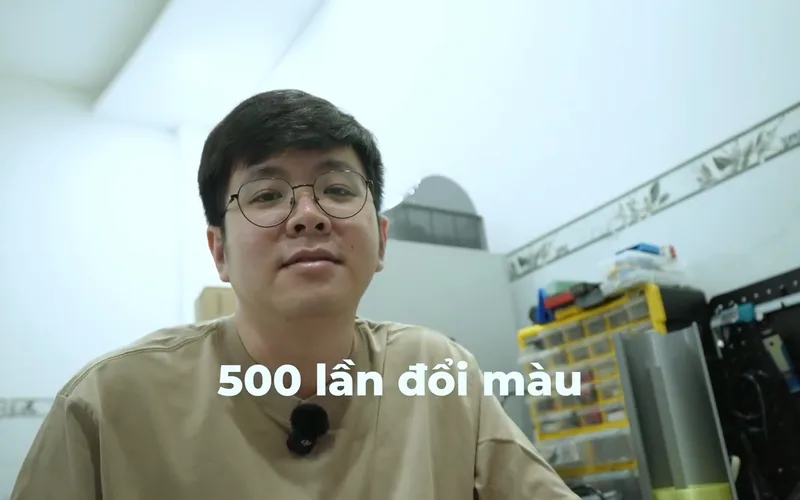 Mình trong workshop, chữ “500 lần đổi màu” trên màn hình