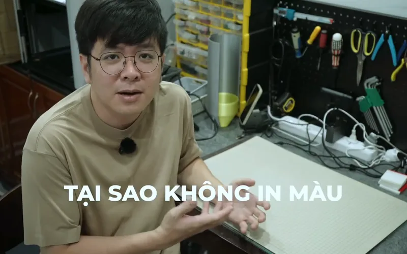 Mình trong workshop, cầm mẫu in một màu