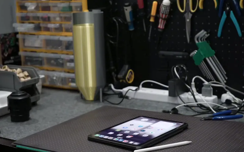 Bàn làm việc trong workshop với iPad
